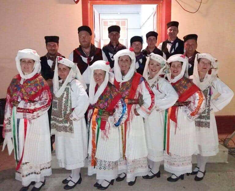 traditional greek costume dancers